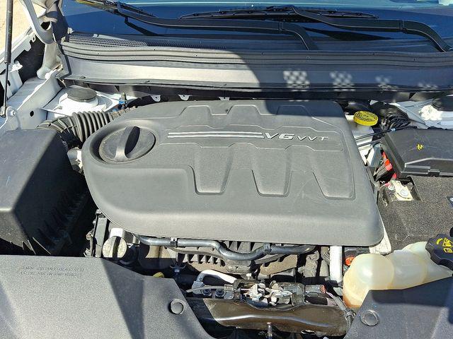 Photo of 2019 Bright White Clearcoat Jeep Cherokee