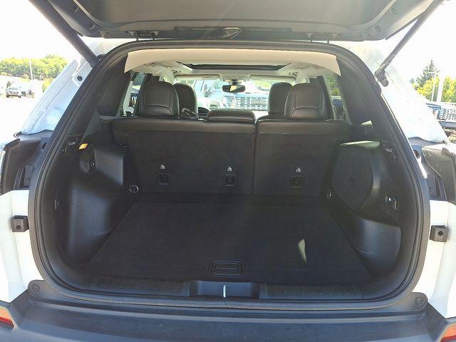Photo of 2019 Bright White Clearcoat Jeep Cherokee