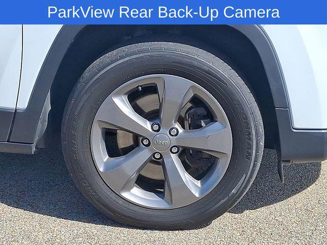 Photo of 2019 Bright White Clearcoat Jeep Cherokee