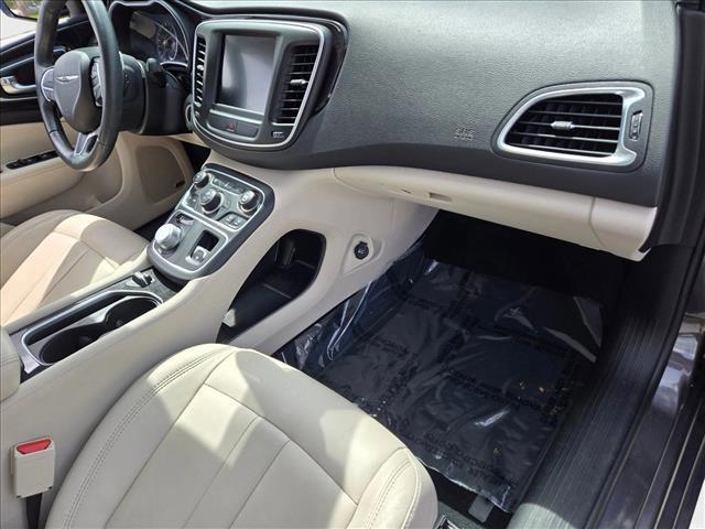 Photo of 2015 Granite Crystal Metallic Clearcoat Chrysler 200