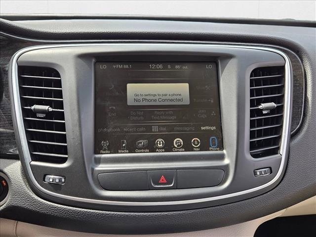Photo of 2015 Granite Crystal Metallic Clearcoat Chrysler 200