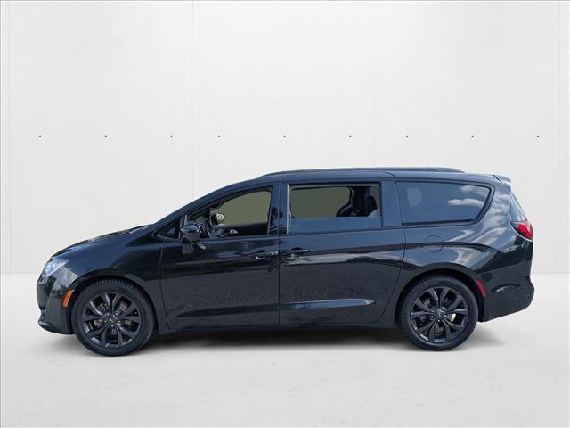 Photo of 2019 Brilliant Black Crystal Pearlcoat Chrysler Pacifica