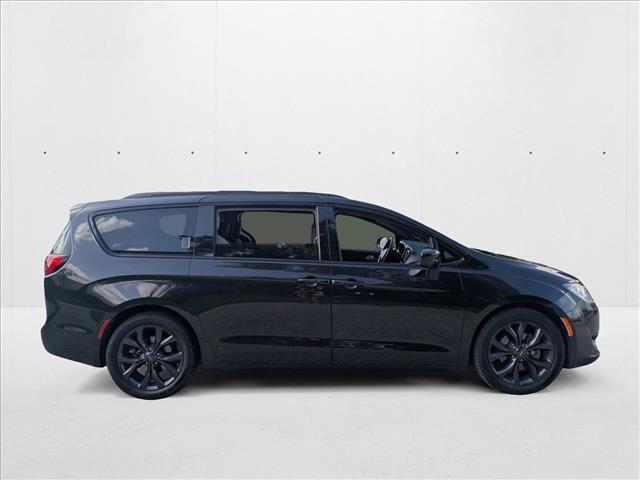 Photo of 2019 Brilliant Black Crystal Pearlcoat Chrysler Pacifica