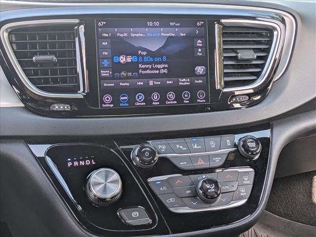 Photo of 2019 Brilliant Black Crystal Pearlcoat Chrysler Pacifica