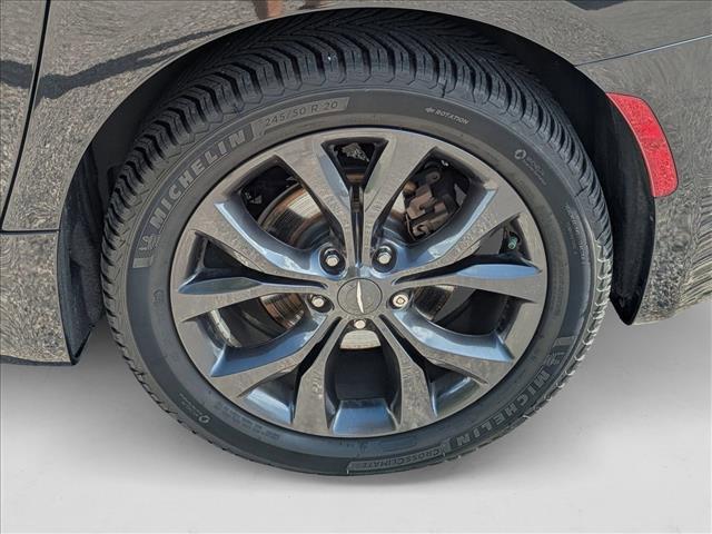Photo of 2019 Brilliant Black Crystal Pearlcoat Chrysler Pacifica