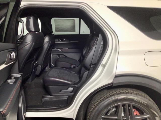 Photo of 2025 Star White Metallic Tri-Coat Ford Explorer