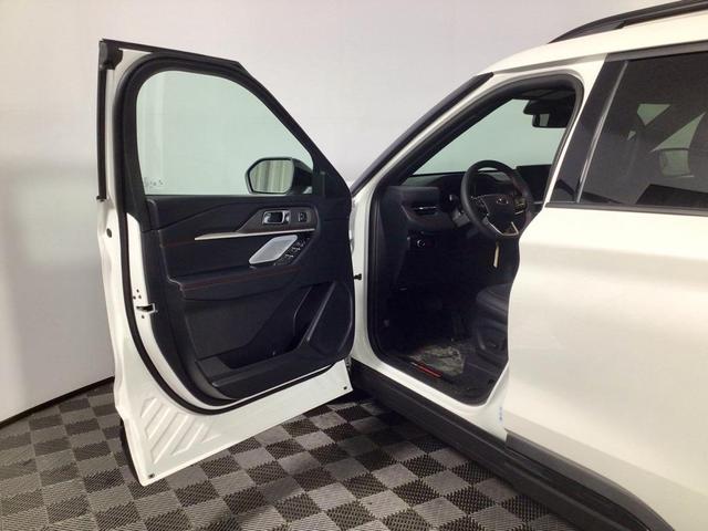 Photo of 2025 Star White Metallic Tri-Coat Ford Explorer