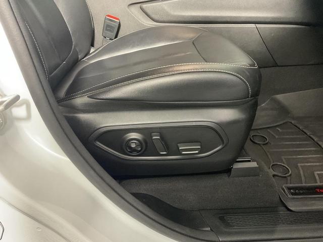 Photo of 2021 Bright White Clearcoat Jeep Grand Cherokee L