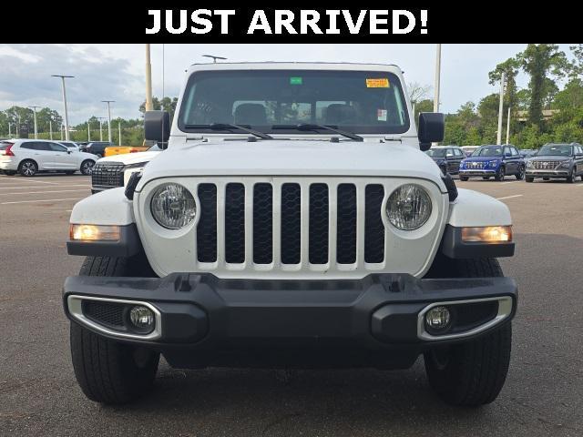 Photo of 2023 Bright White Clearcoat Jeep Gladiator