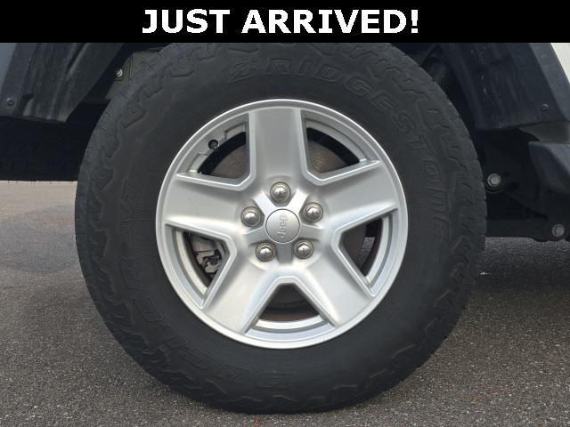 Photo of 2023 Bright White Clearcoat Jeep Gladiator