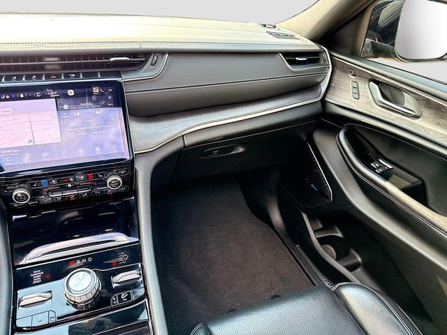 Photo of 2021 Diamond Black Crystal Pearlcoat Jeep Grand Cherokee L