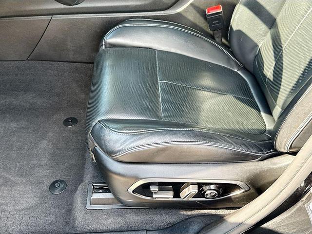 Photo of 2021 Diamond Black Crystal Pearlcoat Jeep Grand Cherokee L