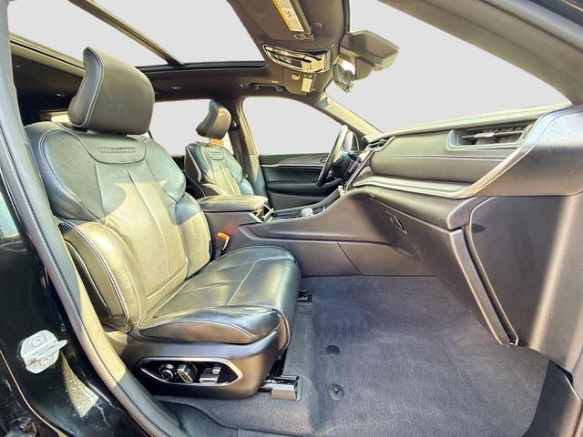 Photo of 2021 Diamond Black Crystal Pearlcoat Jeep Grand Cherokee L