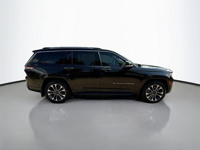 Photo of 2021 Diamond Black Crystal Pearlcoat Jeep Grand Cherokee L