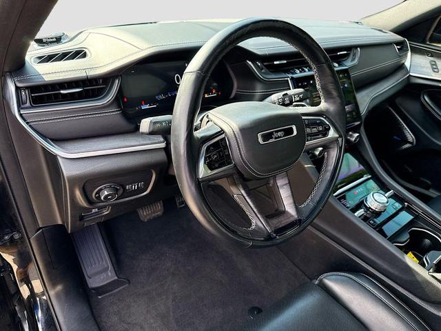 Photo of 2021 Diamond Black Crystal Pearlcoat Jeep Grand Cherokee L
