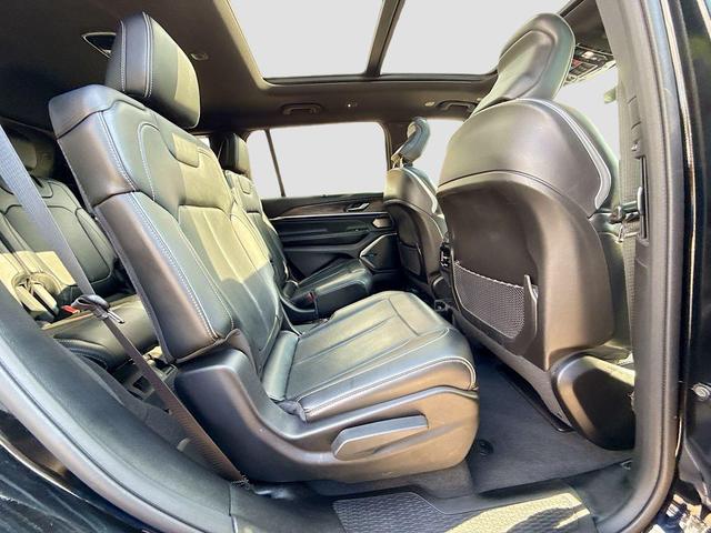 Photo of 2021 Diamond Black Crystal Pearlcoat Jeep Grand Cherokee L