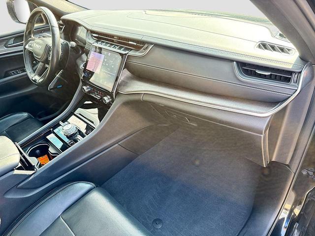 Photo of 2021 Diamond Black Crystal Pearlcoat Jeep Grand Cherokee L