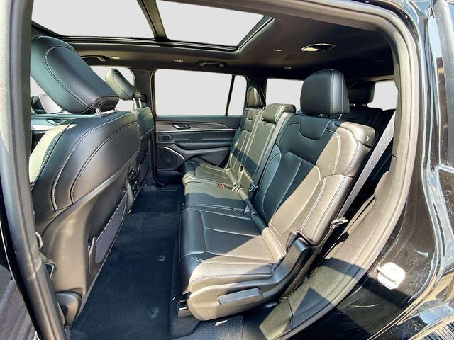 Photo of 2024 Diamond Black Crystal Pearlcoat Jeep Grand Cherokee L