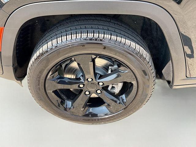 Photo of 2024 Diamond Black Crystal Pearlcoat Jeep Grand Cherokee L