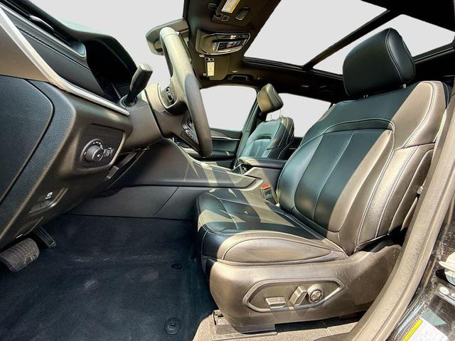 Photo of 2024 Diamond Black Crystal Pearlcoat Jeep Grand Cherokee L