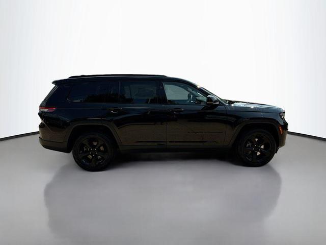 Photo of 2024 Diamond Black Crystal Pearlcoat Jeep Grand Cherokee L