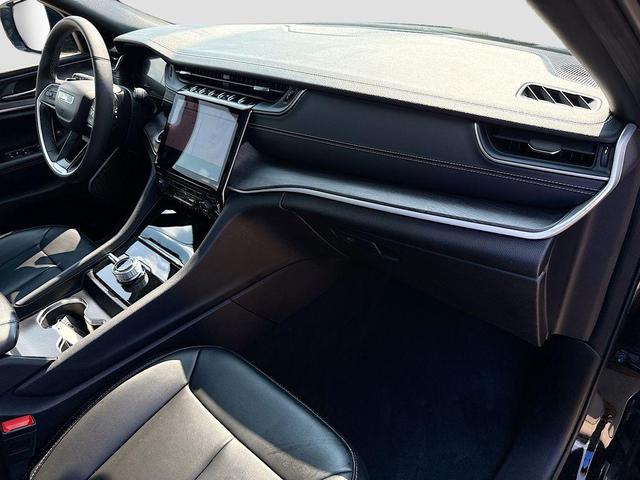 Photo of 2024 Diamond Black Crystal Pearlcoat Jeep Grand Cherokee L