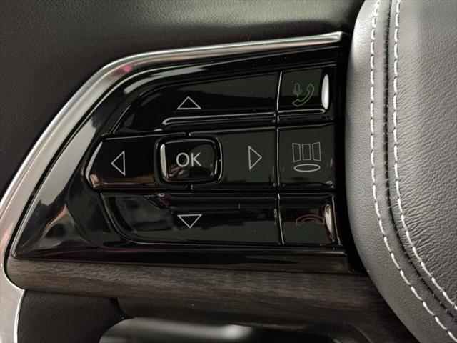 Photo of 2025 Diamond Black Crystal Pearlcoat Jeep Grand Cherokee