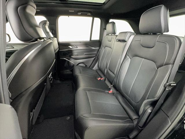 Photo of 2025 Diamond Black Crystal Pearlcoat Jeep Grand Cherokee