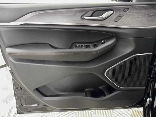Photo of 2025 Diamond Black Crystal Pearlcoat Jeep Grand Cherokee