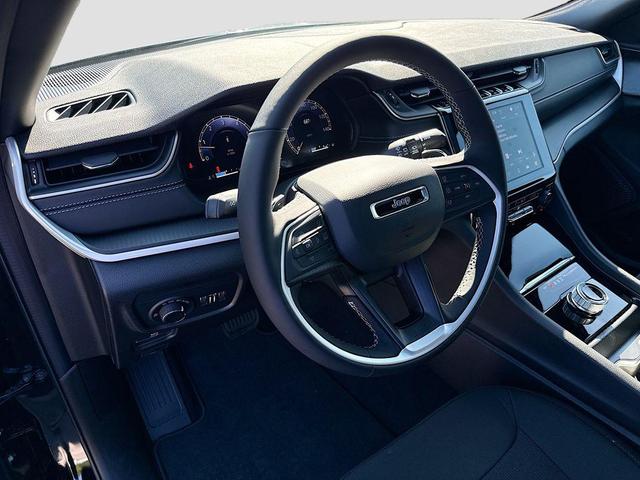 Photo of 2025 Diamond Black Crystal Pearlcoat Jeep Grand Cherokee