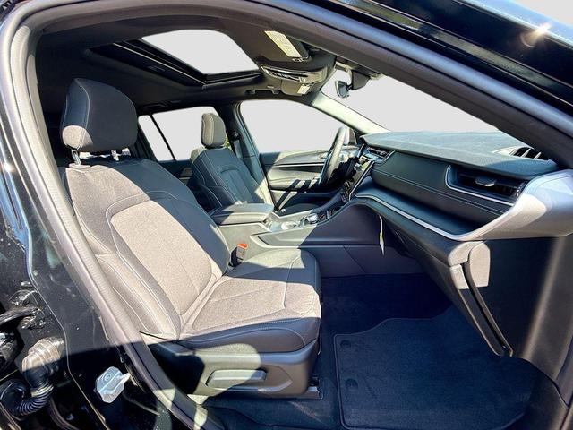 Photo of 2025 Diamond Black Crystal Pearlcoat Jeep Grand Cherokee