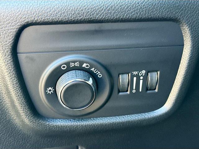 Photo of 2025 Diamond Black Crystal Pearlcoat Jeep Grand Cherokee