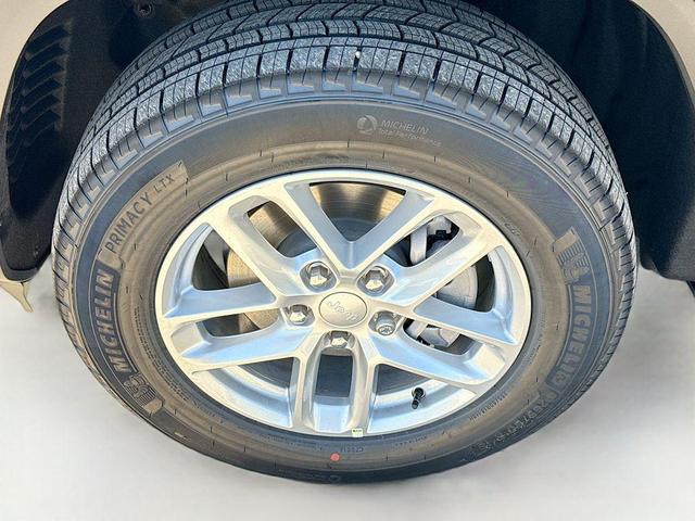 Photo of 2025 Diamond Black Crystal Pearlcoat Jeep Grand Cherokee