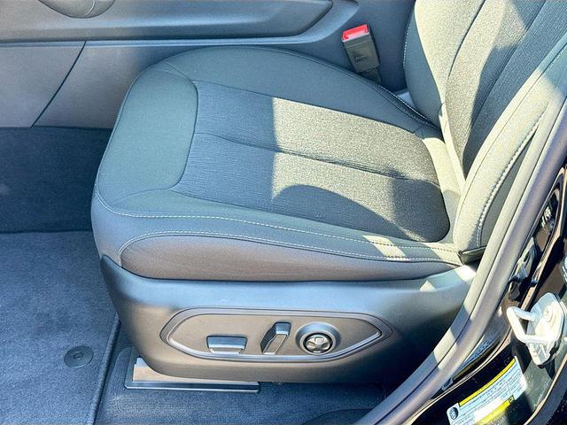 Photo of 2025 Diamond Black Crystal Pearlcoat Jeep Grand Cherokee
