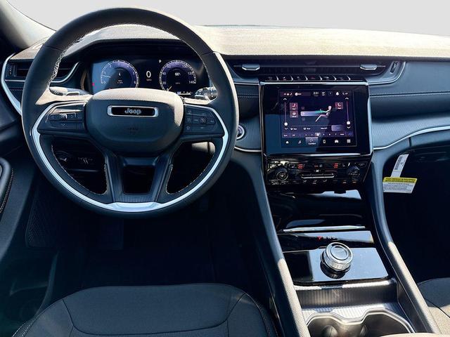 Photo of 2025 Diamond Black Crystal Pearlcoat Jeep Grand Cherokee