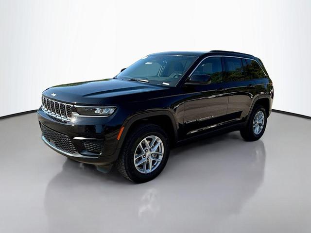 Photo of 2025 Diamond Black Crystal Pearlcoat Jeep Grand Cherokee