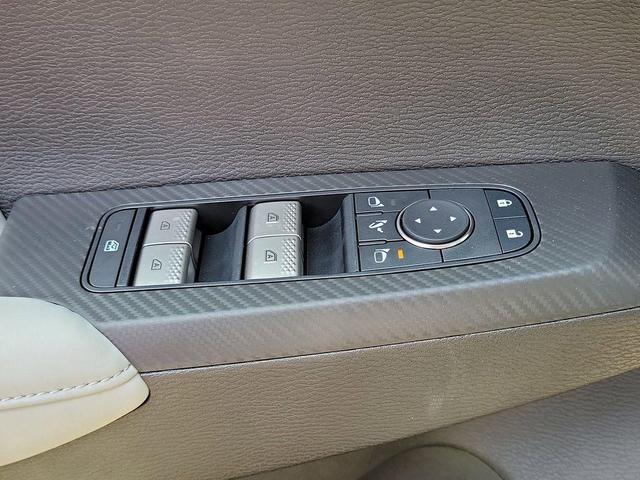 Photo of 2025 White Diamond Mitsubishi Outlander