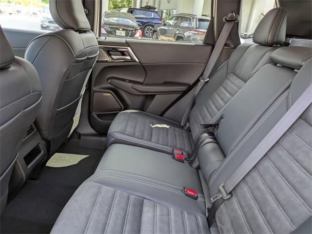 Photo of 2025 White Diamond Mitsubishi Outlander