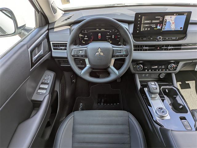 Photo of 2025 White Diamond Mitsubishi Outlander