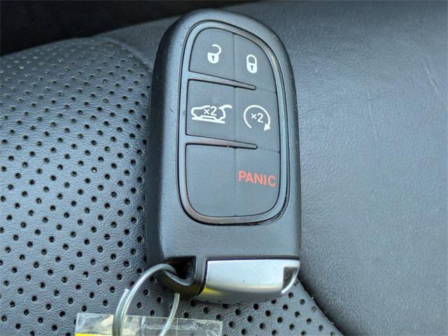 Photo of 2021 Diamond Black Crystal Pearlcoat Jeep Cherokee