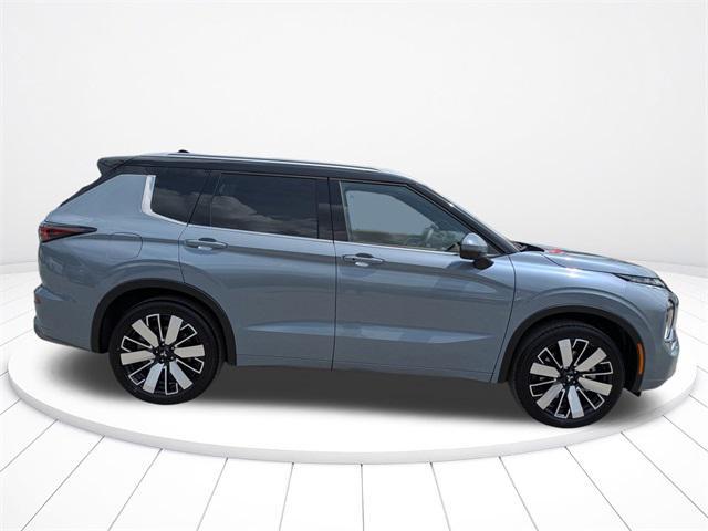 Photo of 2025 Moonstone Gray Metallic W/ Black Roof Mitsubishi Outlander