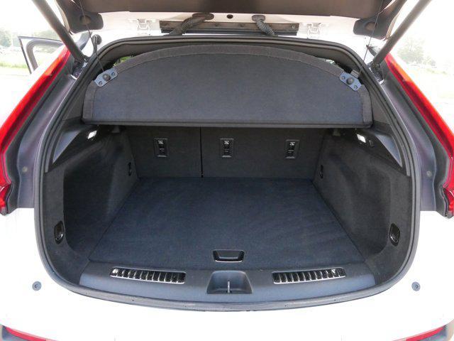 Photo of 2022 Crystal White Tricoat Cadillac XT4