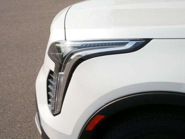 Photo of 2022 Crystal White Tricoat Cadillac XT4