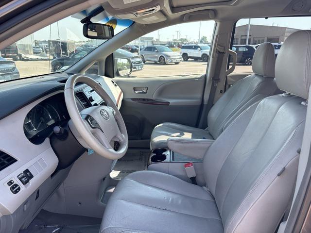 Photo of 2014 Predawn Gray Mica Toyota Sienna