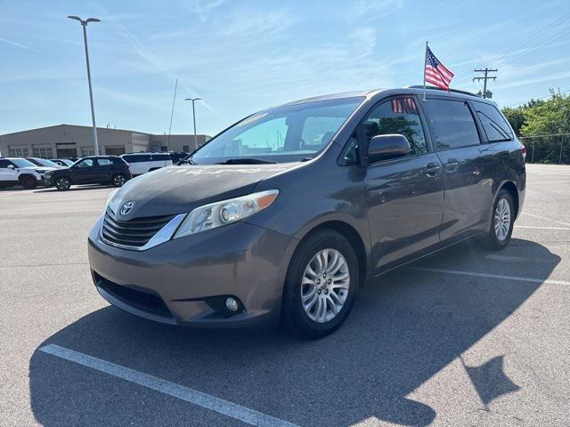 Photo of 2014 Predawn Gray Mica Toyota Sienna