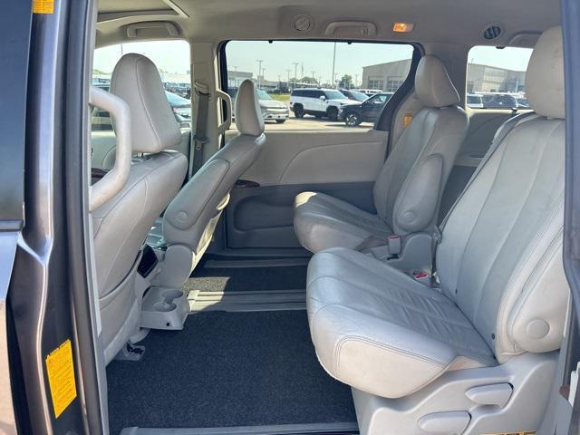 Photo of 2014 Predawn Gray Mica Toyota Sienna
