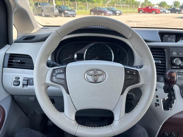 Photo of 2014 Predawn Gray Mica Toyota Sienna