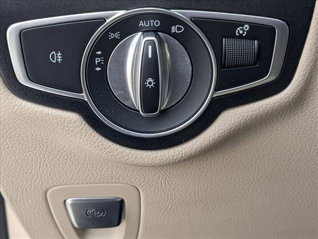 Photo of 2022 Polar White Mercedes-Benz GLC 300
