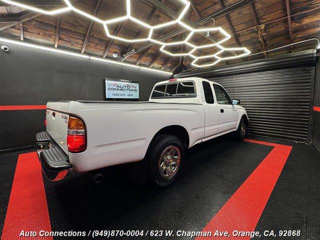 Photo of 2001 Super White Toyota Tacoma
