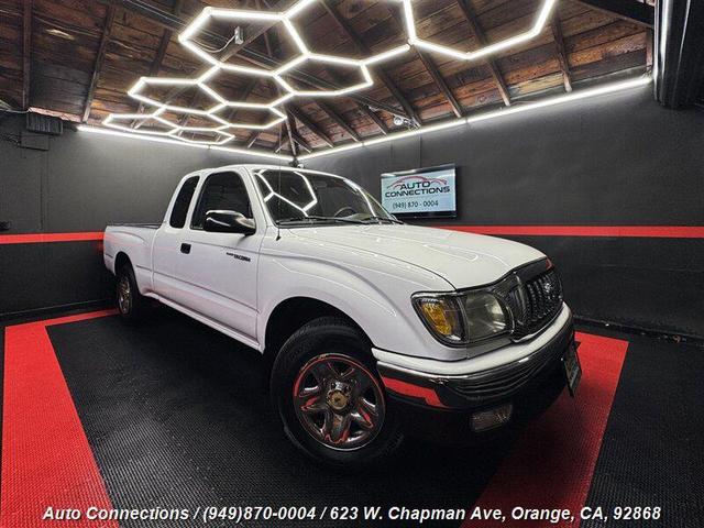 Photo of 2001 Super White Toyota Tacoma